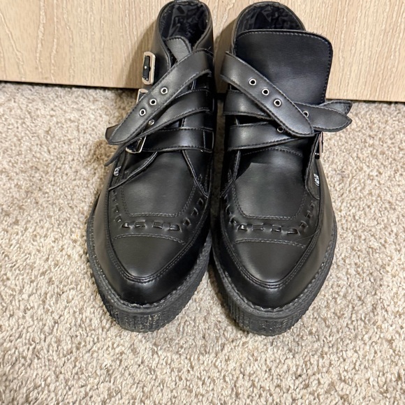 Black TUKskin 3-Buckle Pointed Creeper Boot - Picture 5 of 10